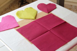corazones con servilletas de papel
